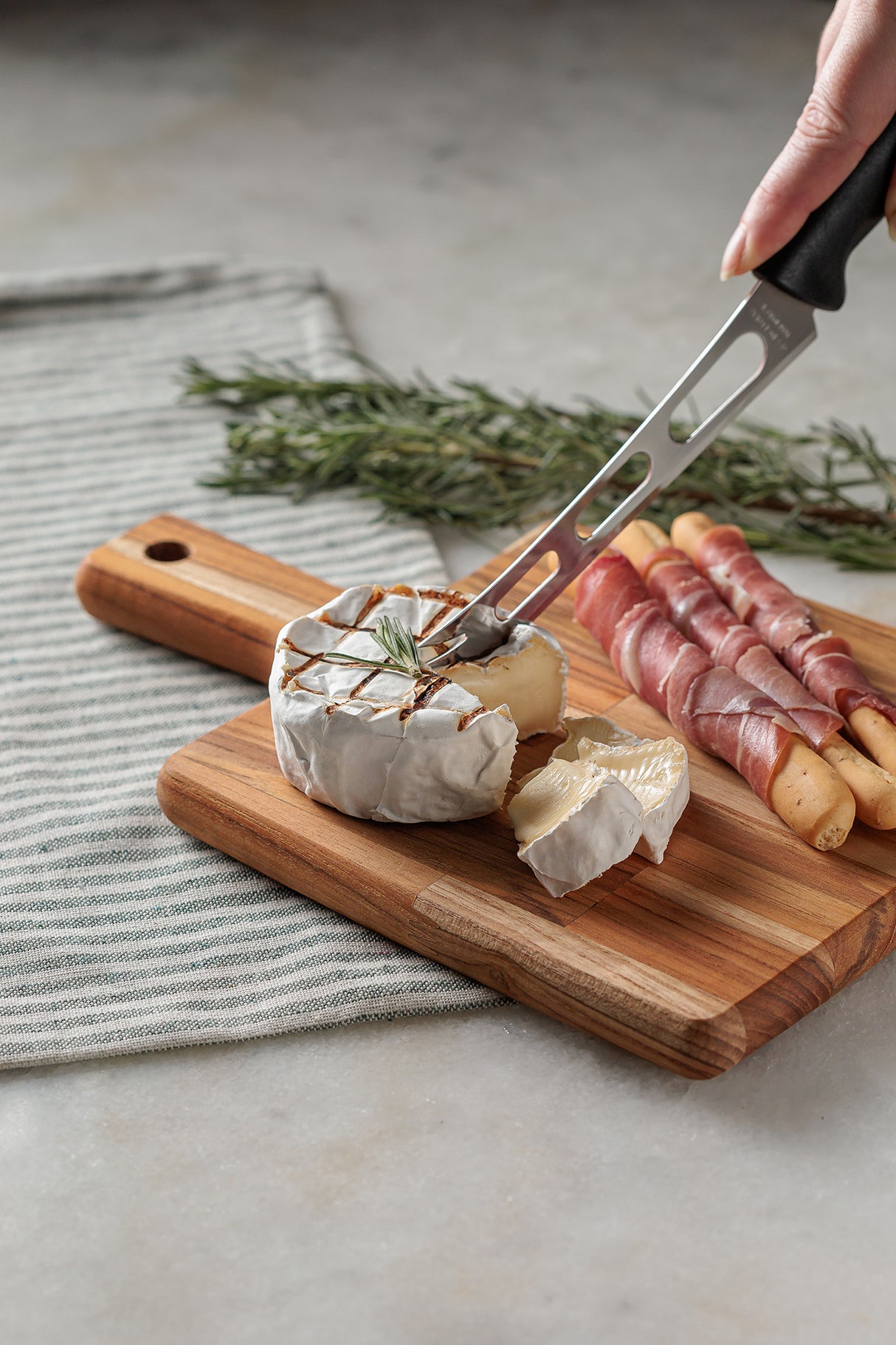 Tramontina Juego Tabla de Madera Teca + Cuchillo para Queso Kitchen